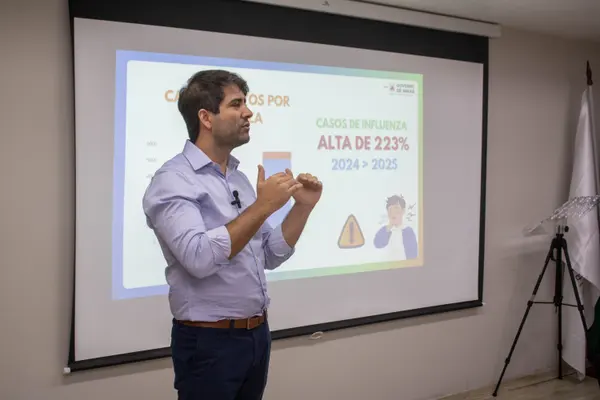 O secretário Fábio Baccheretti apresenta ações de enfrentamento às arboviroses e doenças respiratórias em Minas Gerais
