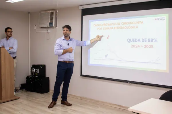 O secretário Fábio Baccheretti apresenta ações de enfrentamento às arboviroses e doenças respiratórias em Minas Gerais