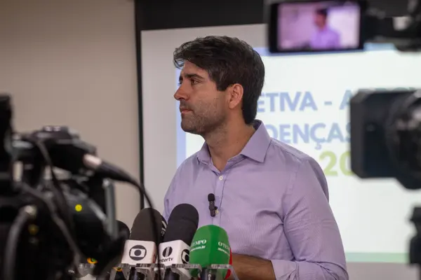 O secretário Fábio Baccheretti apresenta ações de enfrentamento às arboviroses e doenças respiratórias em Minas Gerais
