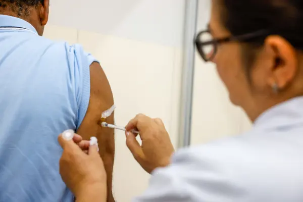 Minas inicia imunização contra a dengue com vacina 100% nacional, de dose única, em Nova Lima