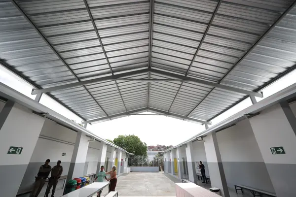 Governo de Minas entrega obras de revitalização de escola estadual em Ipatinga