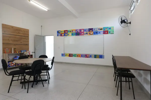 Governo de Minas entrega obras de revitalização de escola estadual em Ipatinga