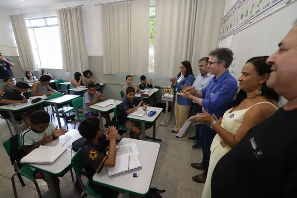 Governo de Minas entrega obras de revitalização de escola estadual em Ipatinga