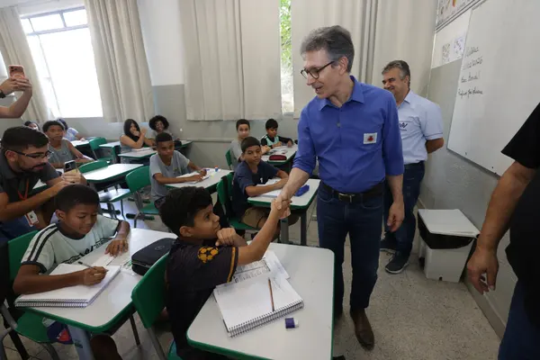 Governo de Minas entrega obras de revitalização de escola estadual em Ipatinga