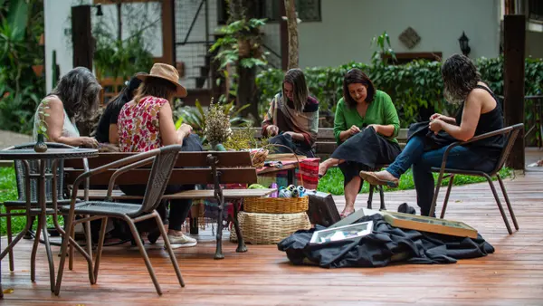 Roda de bordado contemporâneo, dentro da Rota das Artes