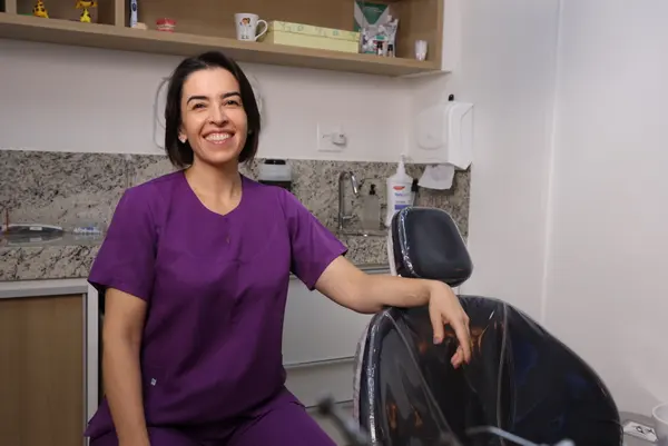 Mara Souza Brito, na clínica Oficina do Sorriso