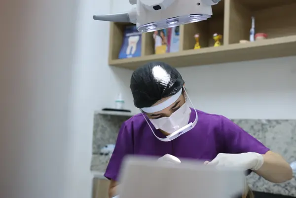 Mara Souza Brito, na clínica Oficina do Sorriso