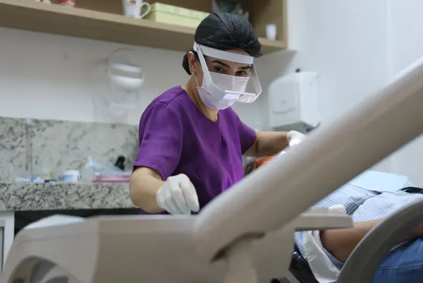 Mara Souza Brito, na clínica Oficina do Sorriso