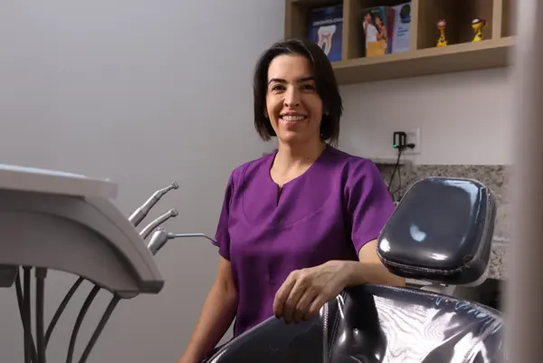 Mara Souza Brito, na clínica Oficina do Sorriso
