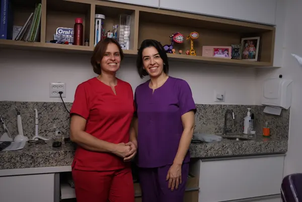 Gisele Simm e Mara Souza Brito administram a clínica Oficina do Sorriso há 20 anos
