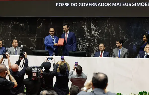 Mateus Simões é empossado governador e reforça projeto de desenvolvimento de Minas Gerais