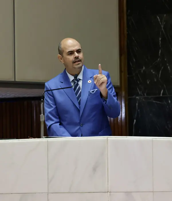 Mateus Simões é empossado governador e reforça projeto de desenvolvimento de Minas Gerais