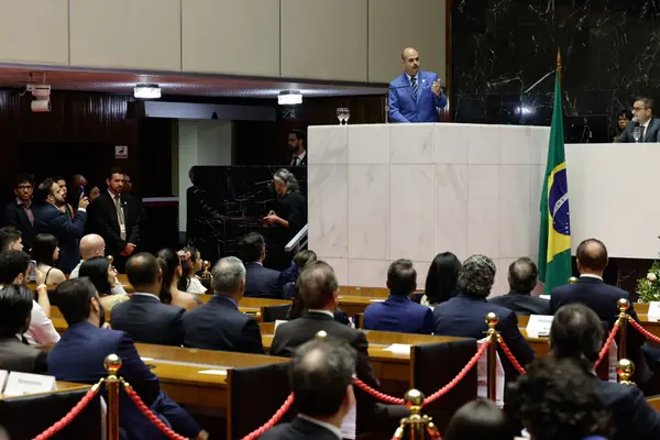 Mateus Simões é empossado governador e reforça projeto de desenvolvimento de Minas Gerais
