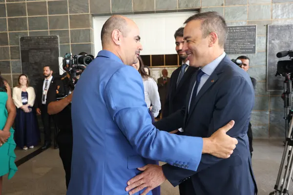 Mateus Simões é empossado governador e reforça projeto de desenvolvimento de Minas Gerais