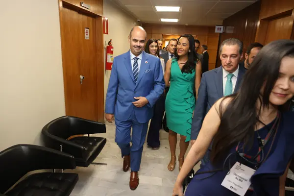 Mateus Simões é empossado governador e reforça projeto de desenvolvimento de Minas Gerais