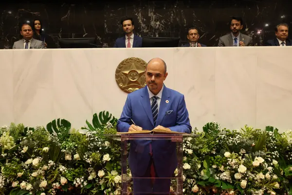 Mateus Simões é empossado governador e reforça projeto de desenvolvimento de Minas Gerais