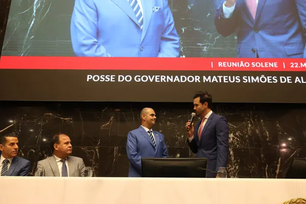 Mateus Simões é empossado governador e reforça projeto de desenvolvimento de Minas Gerais