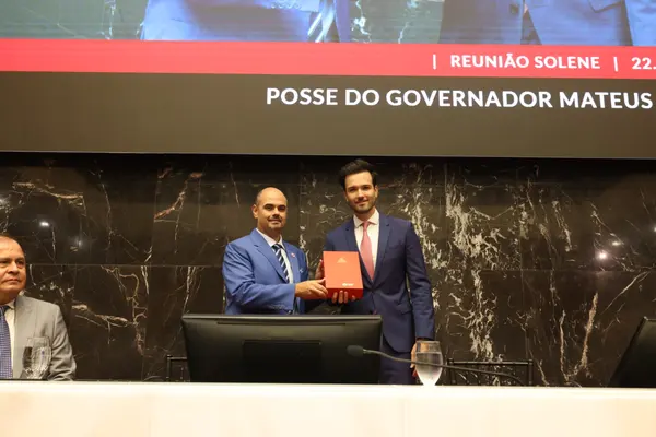 Mateus Simões é empossado governador e reforça projeto de desenvolvimento de Minas Gerais