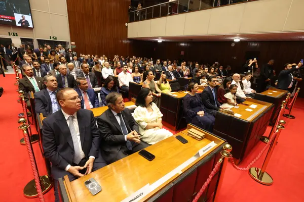Mateus Simões é empossado governador e reforça projeto de desenvolvimento de Minas Gerais