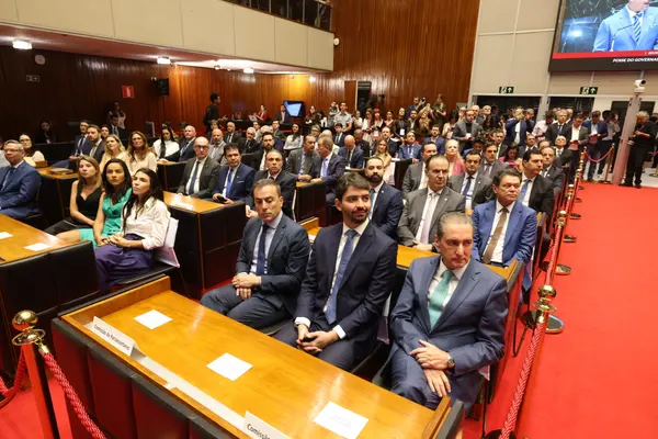 Mateus Simões é empossado governador e reforça projeto de desenvolvimento de Minas Gerais