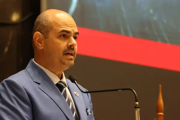 Mateus Simões é empossado governador e reforça projeto de desenvolvimento de Minas Gerais