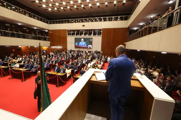 Mateus Simões é empossado governador e reforça projeto de desenvolvimento de Minas Gerais