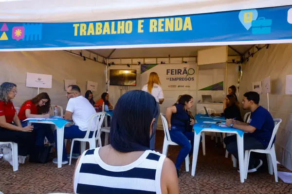 Governo de Minas inicia Praça de Serviços com atendimento direto à população em Uberlândia 