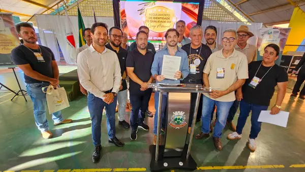 Cerimônia de assinatura do Regulamento Técnico de Identidade e Qualidade (RTIQ) em São Pedro do Suaçuí.