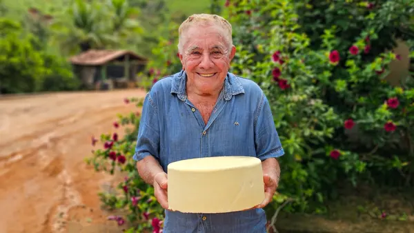 Produtor Geraldo, marido de Ester.