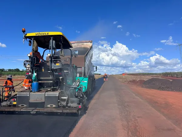 Obras em andamento na MGC-452, entre Tupaciguara e Araporã