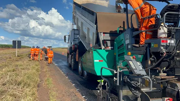 Obras em andamento na MGC-452, entre Tupaciguara e Araporã