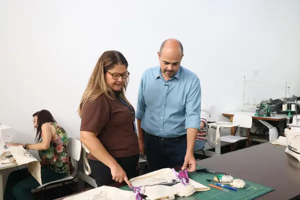 Governo de Minas entrega máquinas de costura para o Programa Trajeto Moda em Poços de Caldas