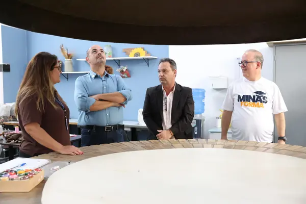 Governo de Minas entrega máquinas de costura para o Programa Trajeto Moda em Poços de Caldas