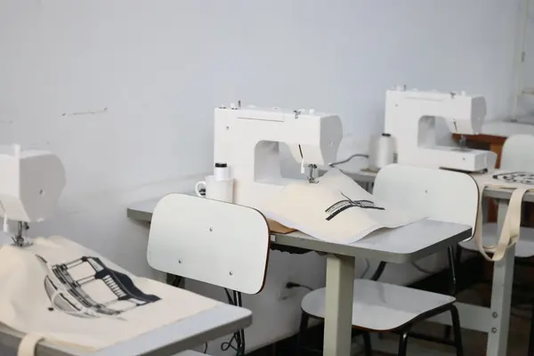 Governo de Minas entrega máquinas de costura para o Programa Trajeto Moda em Poços de Caldas