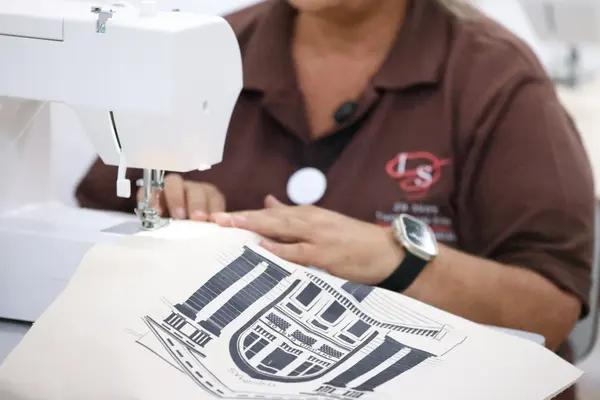 Governo de Minas entrega máquinas de costura para o Programa Trajeto Moda em Poços de Caldas