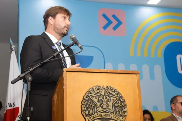Governo de Minas transfere capital para Diamantina e anuncia investimento de R$ 41 milhões para climatizar todas as escolas da região