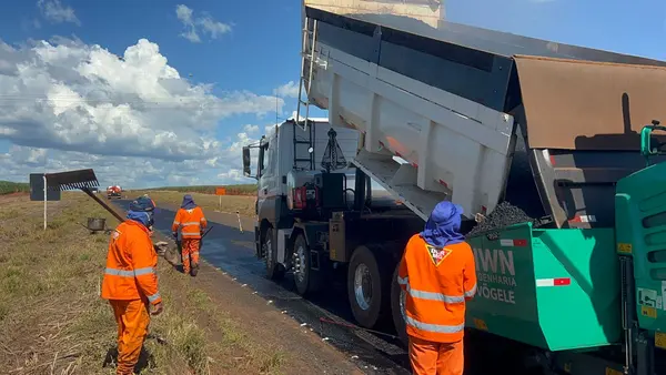 Obras em andamento na MGC-452, entre Tupaciguara e Araporã