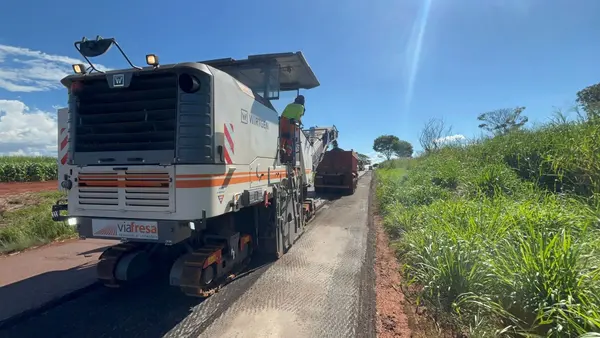 Obras em andamento na MGC-452, entre Tupaciguara e Araporã