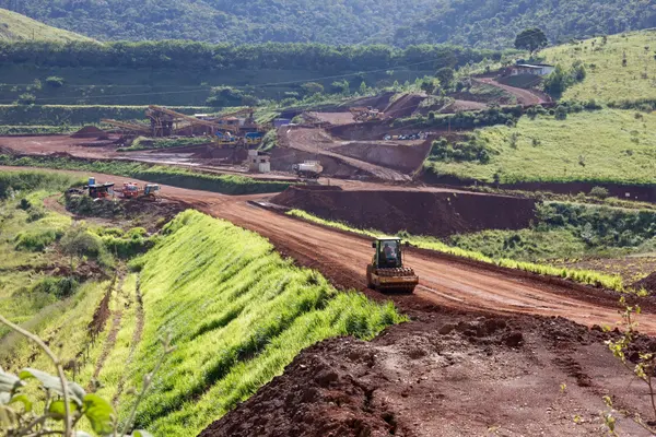 Governo de Minas vistoria obras de pavimentação da MGC-262, entre Caeté e Barão de Cocais