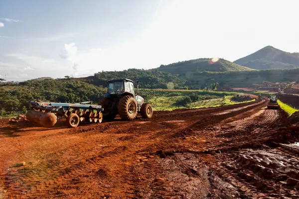 Governo de Minas vistoria obras de pavimentação da MGC-262, entre Caeté e Barão de Cocais