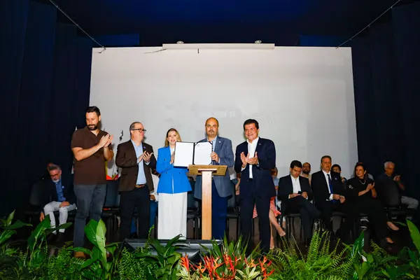Governo de Minas transfere capital para Uberaba e assina acordo de cooperação para fortalecer projeto Farmácia Viva na cidade