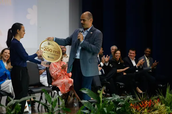 Governo de Minas transfere capital para Uberaba e assina acordo de cooperação para fortalecer projeto Farmácia Viva na cidade