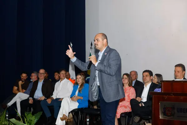 Governo de Minas transfere capital para Uberaba e assina acordo de cooperação para fortalecer projeto Farmácia Viva na cidade