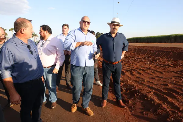 Governo de Minas vistoria obra de pavimentação que fortalece ligação entre municípios do Triângulo