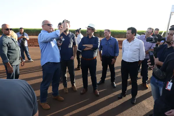 Governo de Minas vistoria obra de pavimentação que fortalece ligação entre municípios do Triângulo