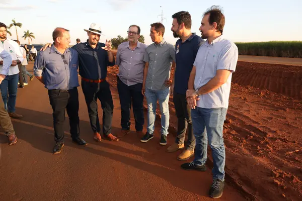 Governo de Minas vistoria obra de pavimentação que fortalece ligação entre municípios do Triângulo