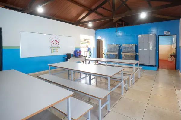 Governo de Minas vistoria escola estadual recém-reformada em Água Comprida