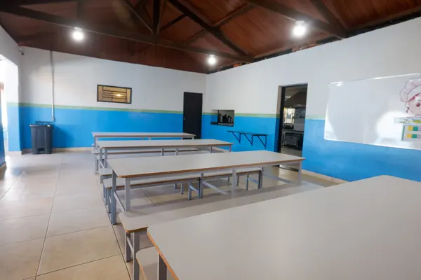 Governo de Minas vistoria escola estadual recém-reformada em Água Comprida