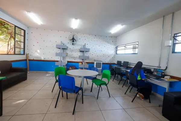 Governo de Minas vistoria escola estadual recém-reformada em Água Comprida