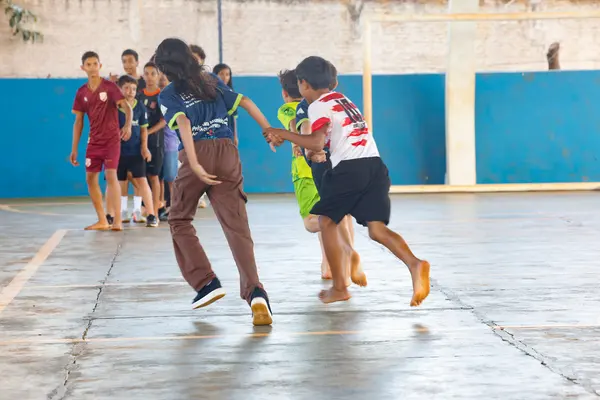 Governo de Minas vistoria escola estadual recém-reformada em Água Comprida